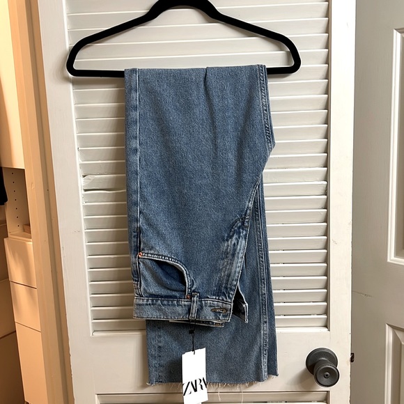 Light blue brand new Zara high rise jeans with cute slit over the knee - Picture 2 of 3